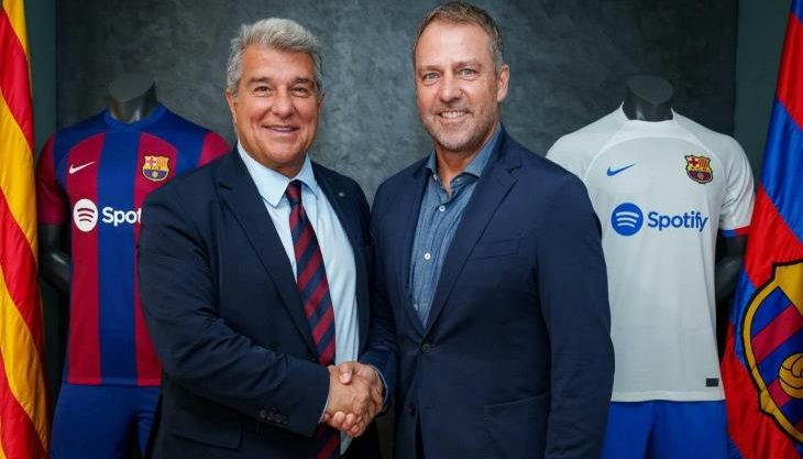 كورة استريم |هانزي فليك يطلب من برشلونة التعاقد مع مدافع بايرن ميونيخ لتعزيز الدفاع