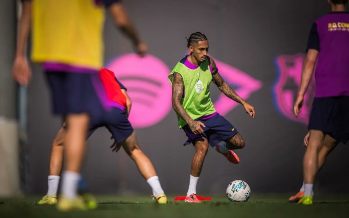 كورة استريم |دفعة معنوية وفنية لبرشلونة: رافينيا يخطو الخطوات الأخيرة نحو العودة للملاعب