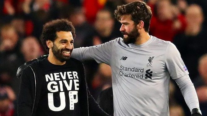 كورة استريم |أليسون بيكر يكسر حاجز الصمت ويدافع عن محمد صلاح في أزمة ليفربول