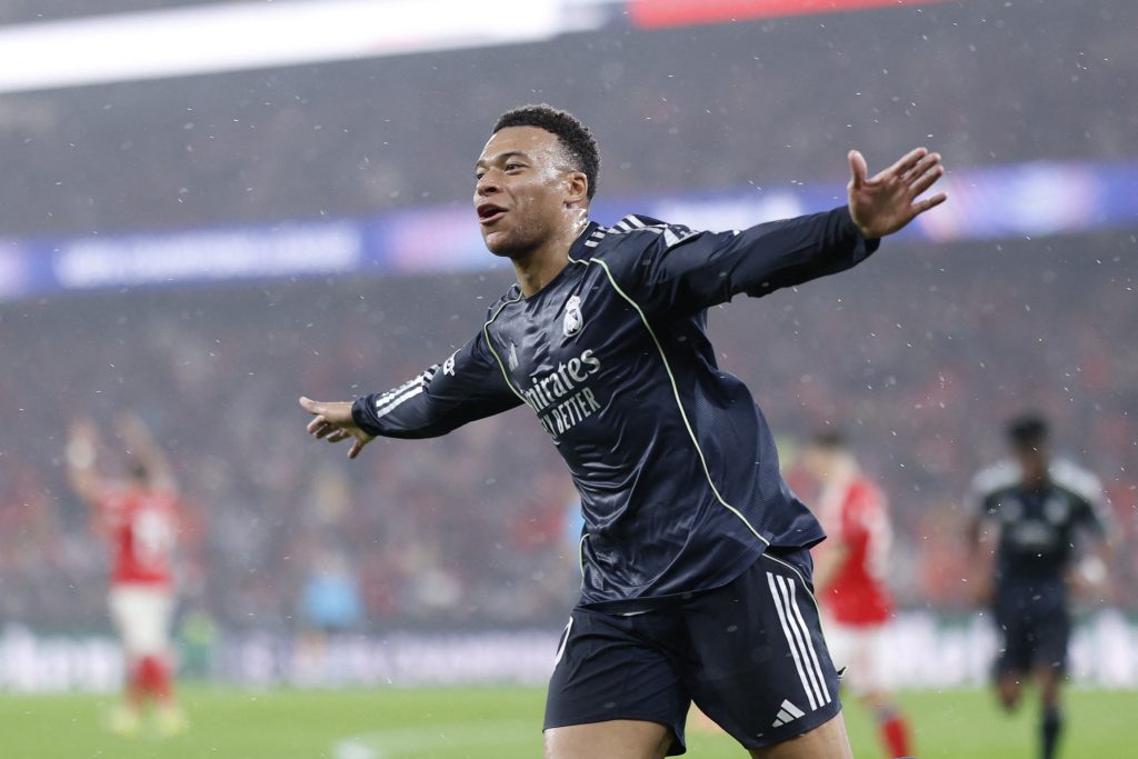 كورة استريم |لقطة طريفة.. مبابي وروديجير يسخران من تسديدة لفالفيردي