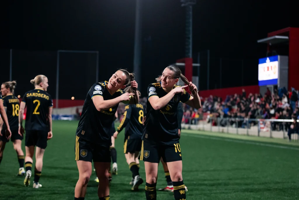 كورة استريم |مانشستر يونايتد للسيدات يسخر من قصة شعر المشجع الشهير