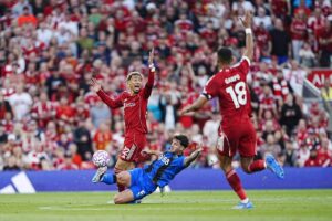 كورة استريم |مدافع بورنموث يحسم موقفه بشأن الانتقال لـ برشلونة