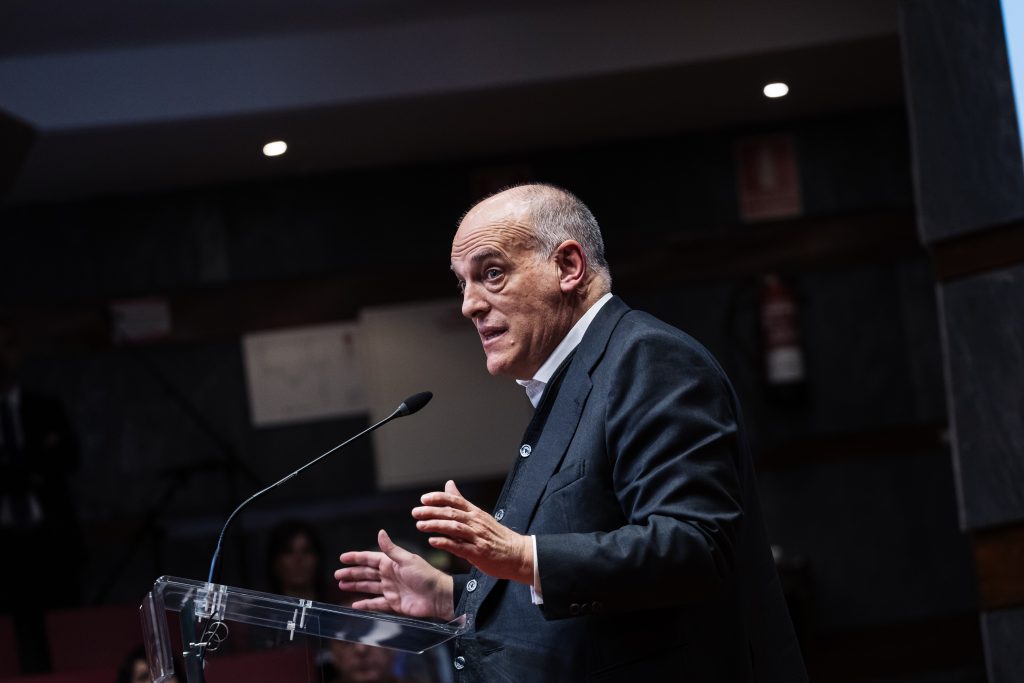 كورة استريم |هل دفع برشلونة أموالًا للحكام؟.. رد حاسم من رئيس رابطة الليجا